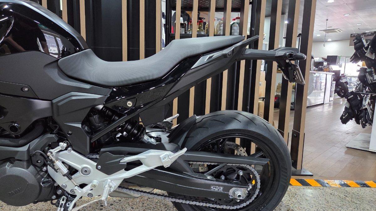 2026 BMW F 900 R TRIPLE BLACK ROAD