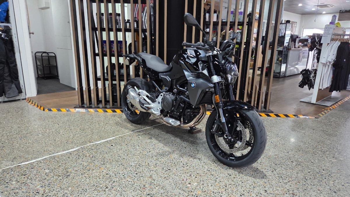2026 BMW F 900 R TRIPLE BLACK ROAD