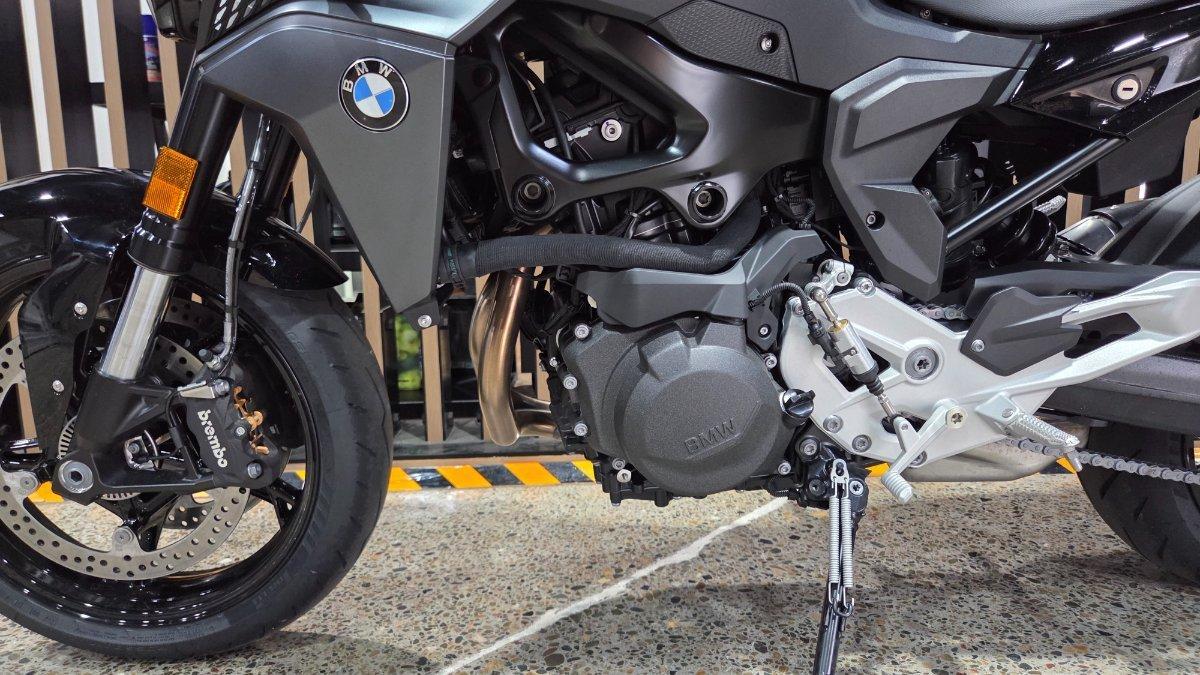 2026 BMW F 900 R TRIPLE BLACK ROAD
