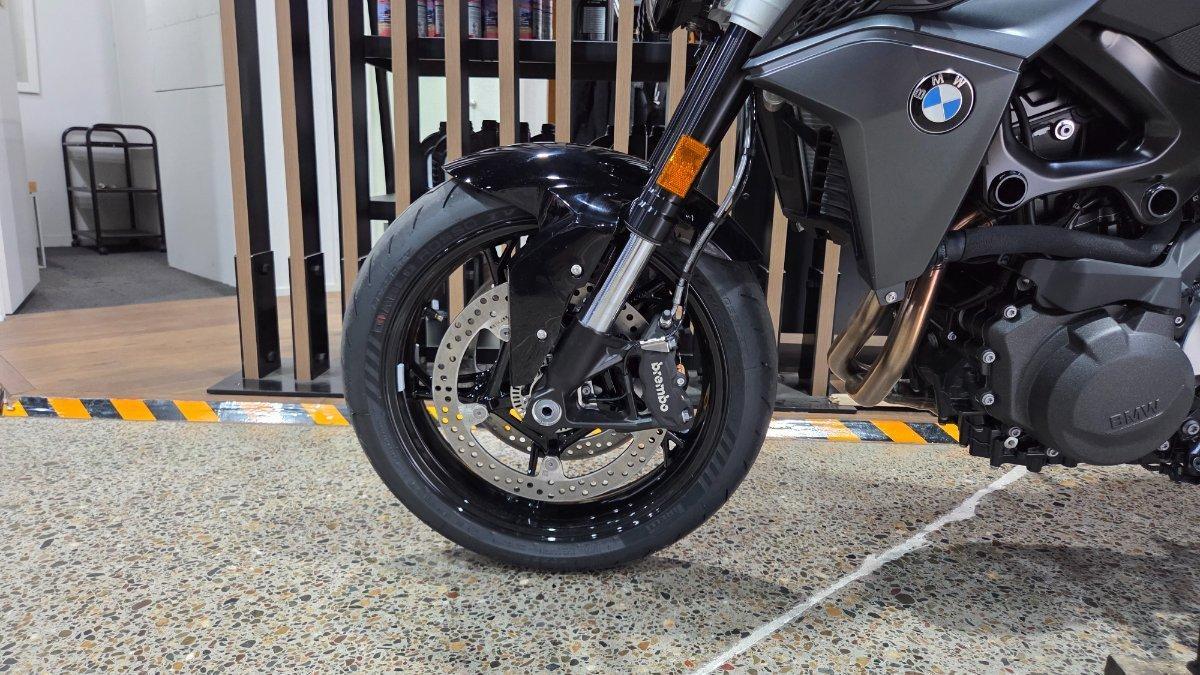 2026 BMW F 900 R TRIPLE BLACK ROAD