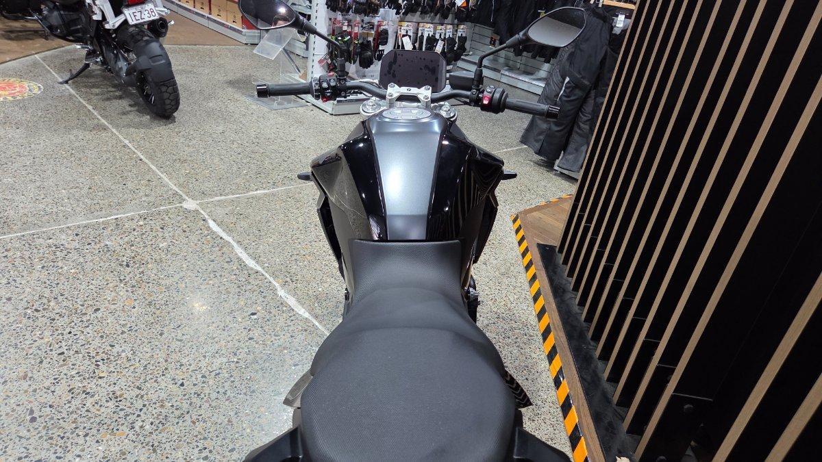 2026 BMW F 900 R TRIPLE BLACK ROAD