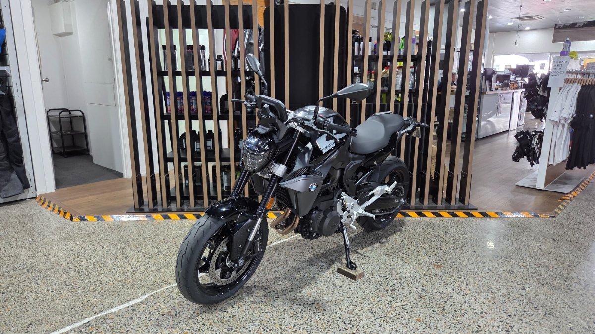2026 BMW F 900 R TRIPLE BLACK ROAD