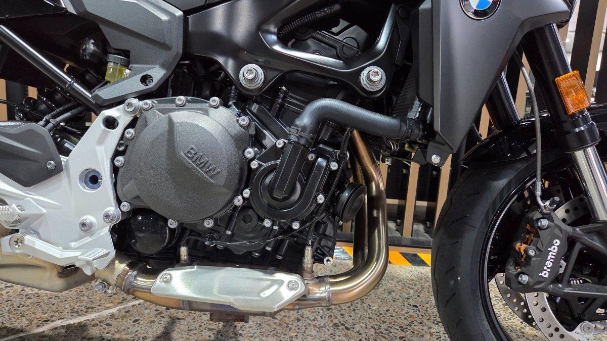 2026 BMW F 900 R TRIPLE BLACK ROAD
