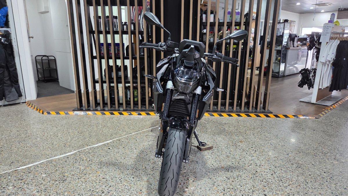2026 BMW F 900 R TRIPLE BLACK ROAD