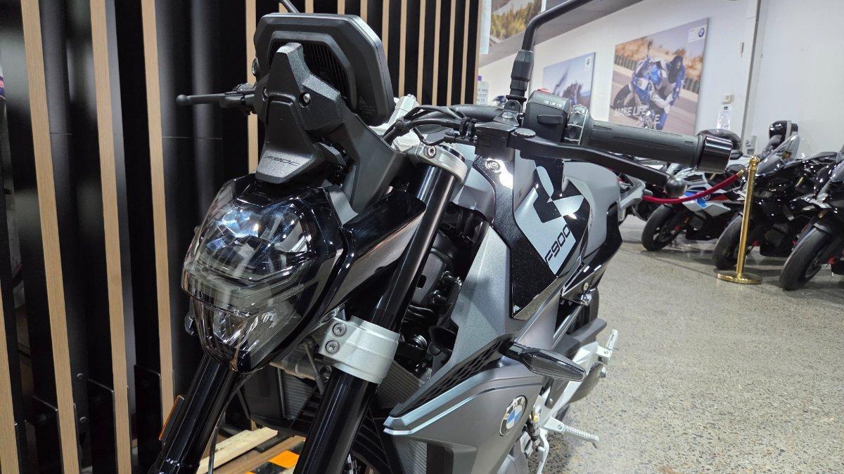 2026 BMW F 900 R TRIPLE BLACK ROAD