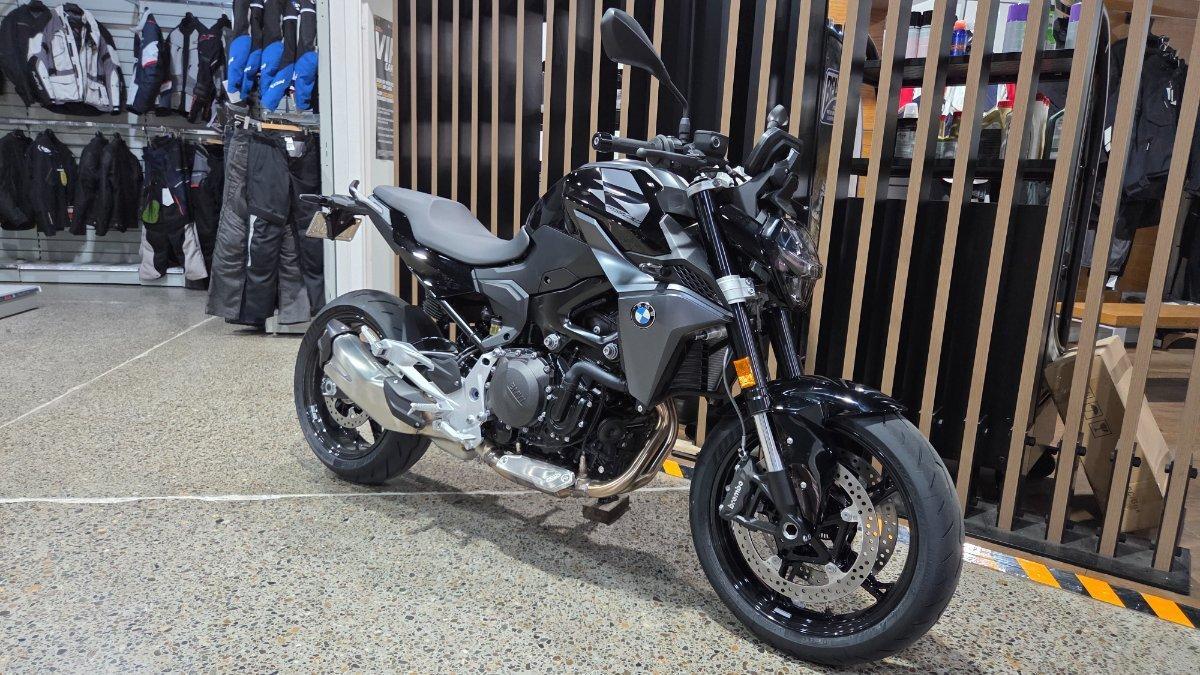 2026 BMW F 900 R TRIPLE BLACK ROAD
