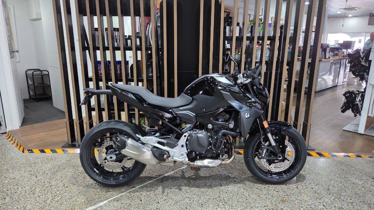 2026 BMW F 900 R TRIPLE BLACK ROAD