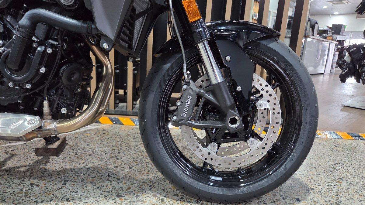 2026 BMW F 900 R TRIPLE BLACK ROAD