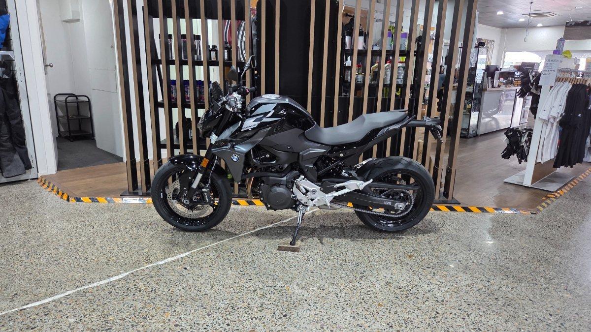 2026 BMW F 900 R TRIPLE BLACK ROAD