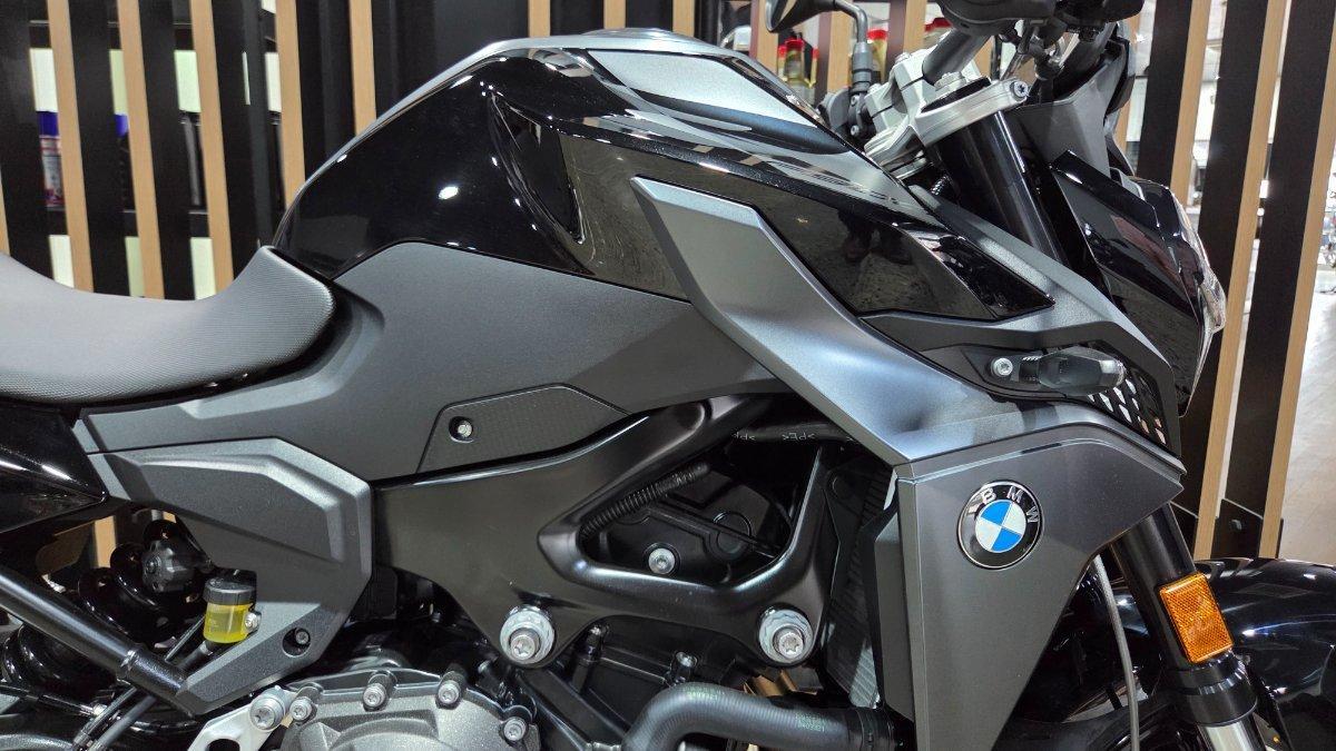 2026 BMW F 900 R TRIPLE BLACK ROAD