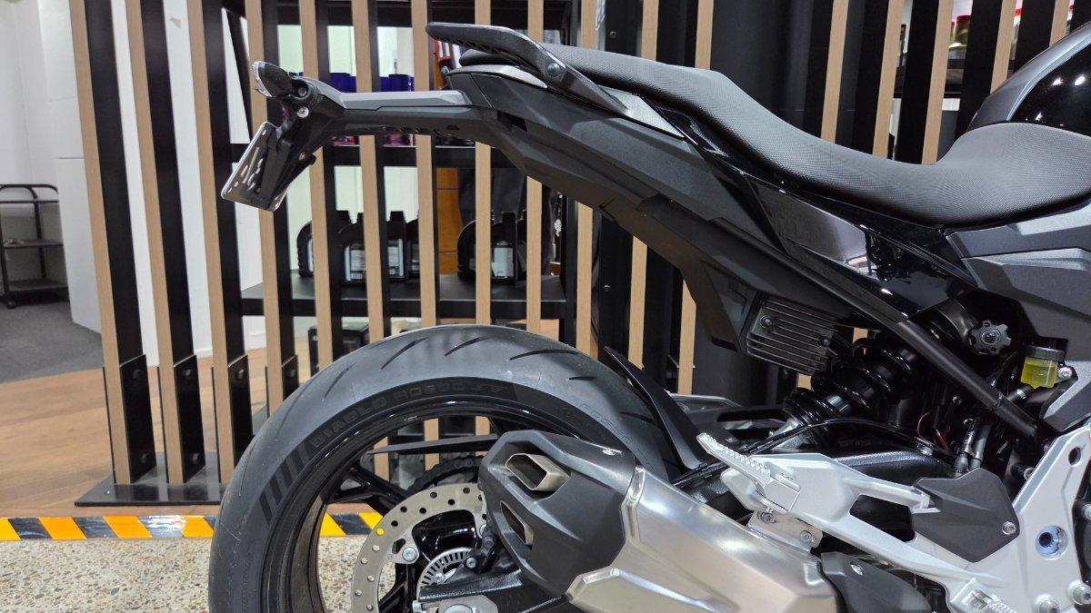 2026 BMW F 900 R TRIPLE BLACK ROAD
