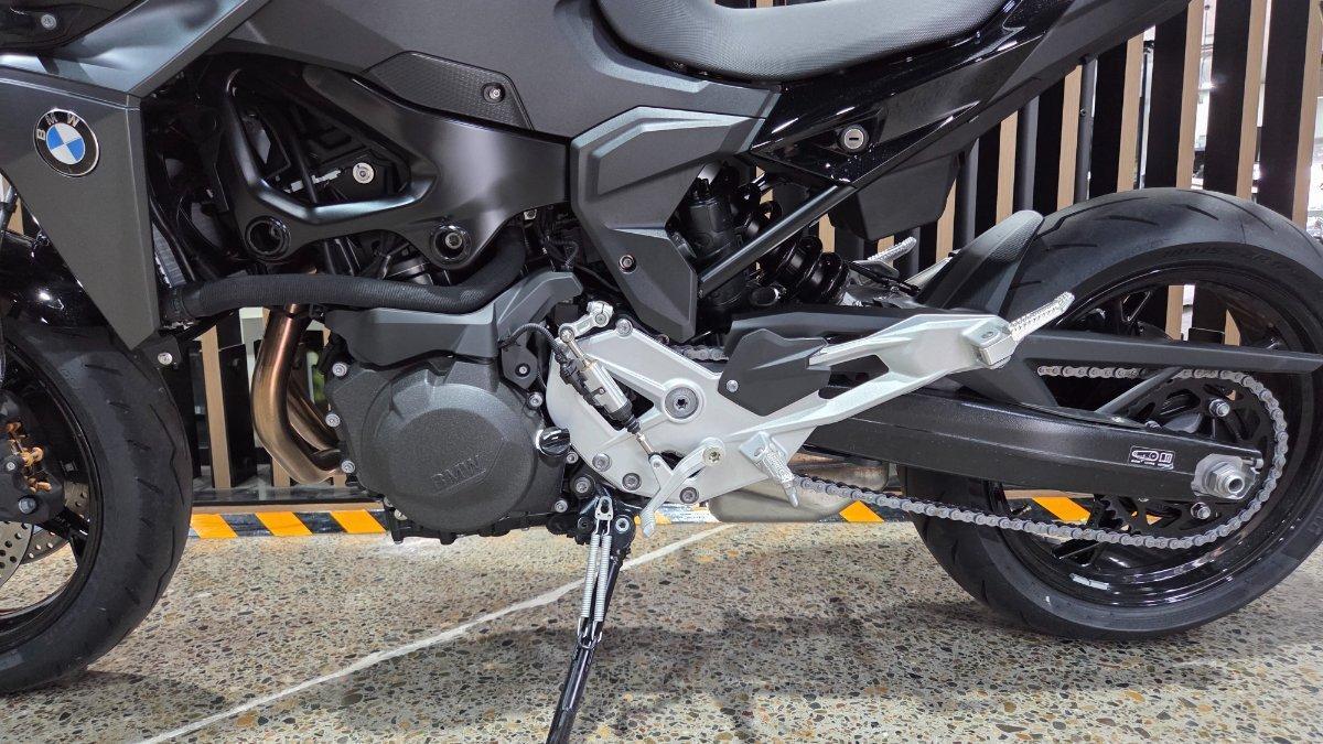 2026 BMW F 900 R TRIPLE BLACK ROAD
