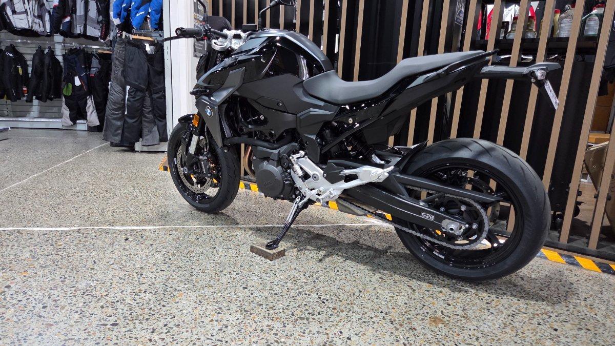 2026 BMW F 900 R TRIPLE BLACK ROAD