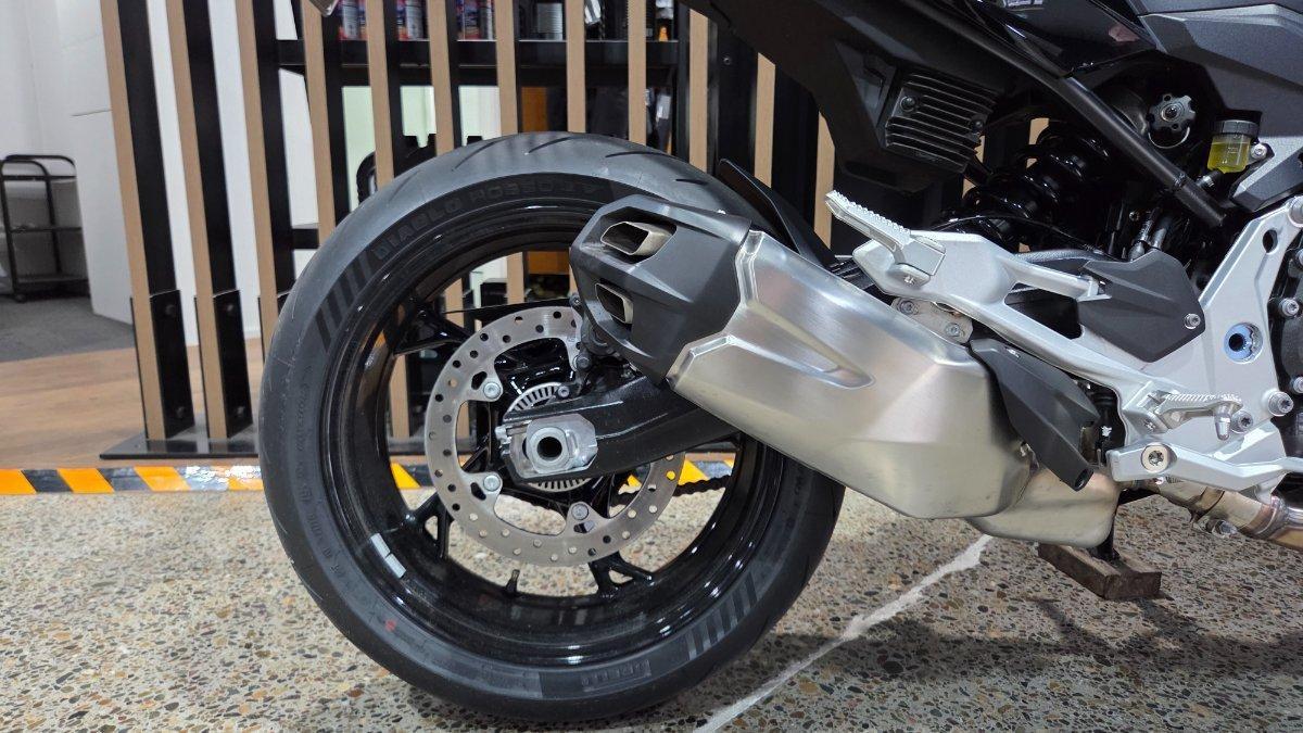 2026 BMW F 900 R TRIPLE BLACK ROAD