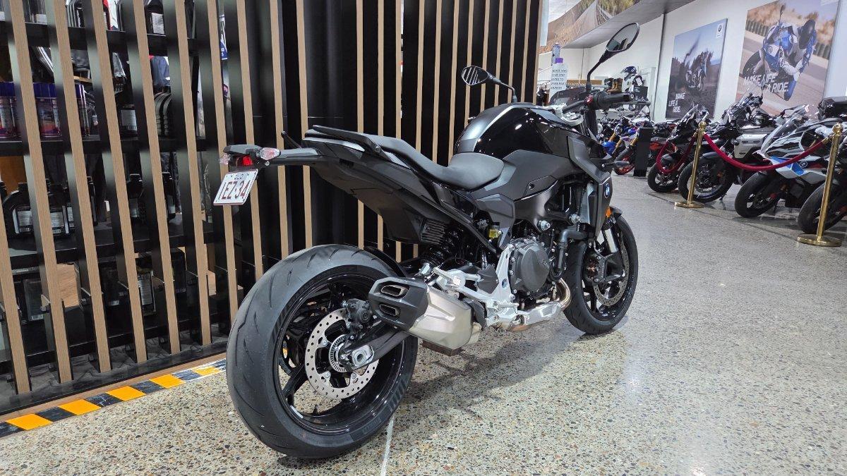 2026 BMW F 900 R TRIPLE BLACK ROAD