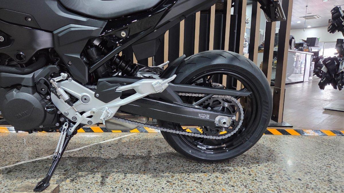 2026 BMW F 900 R TRIPLE BLACK ROAD