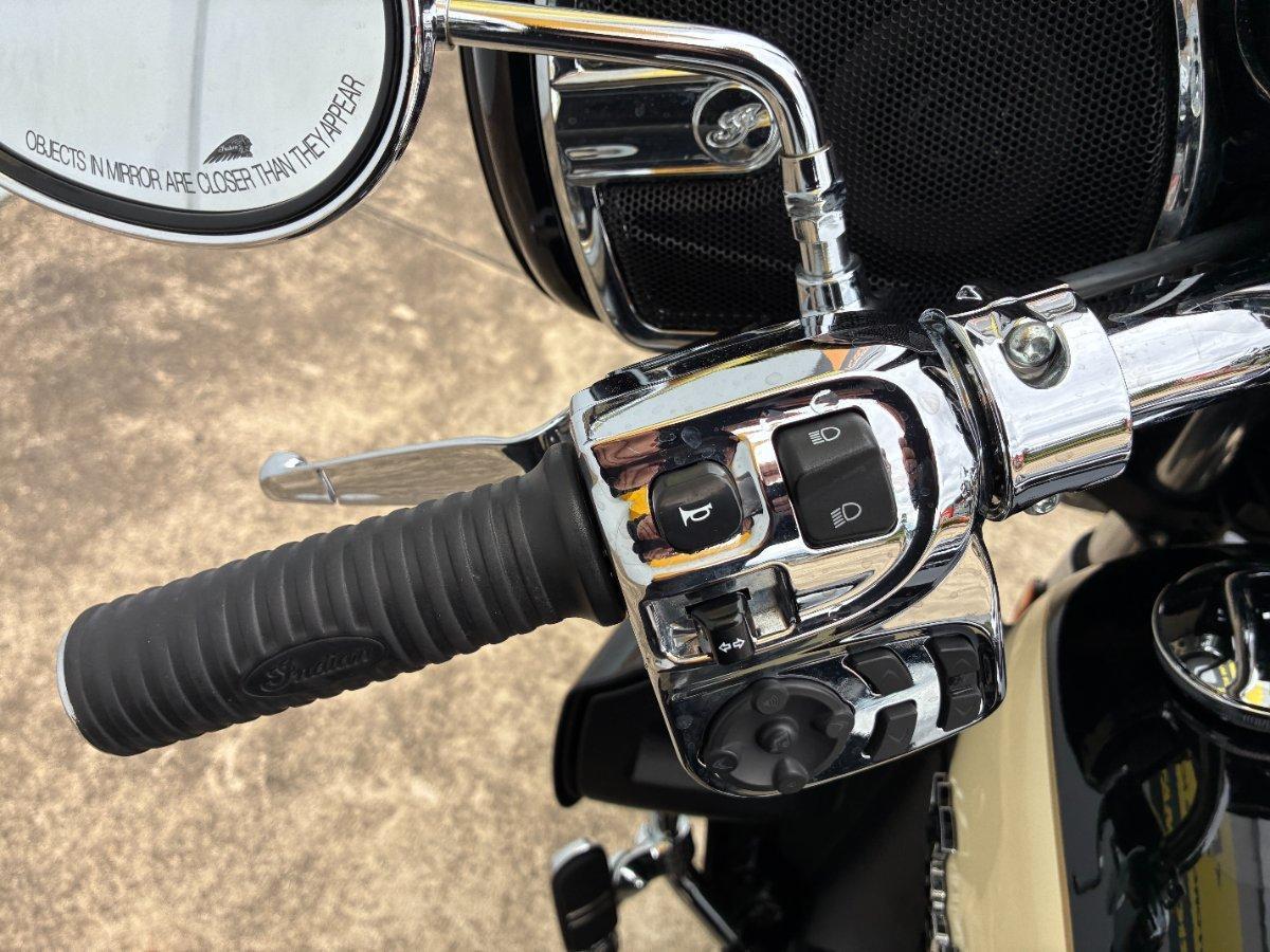 2017 INDIAN ROADMASTER THNDR BLK O/IVY CRM CRUISER
