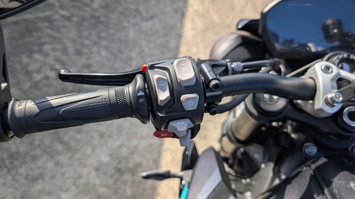 2025 TRIUMPH STREET TRIPLE RS ROAD