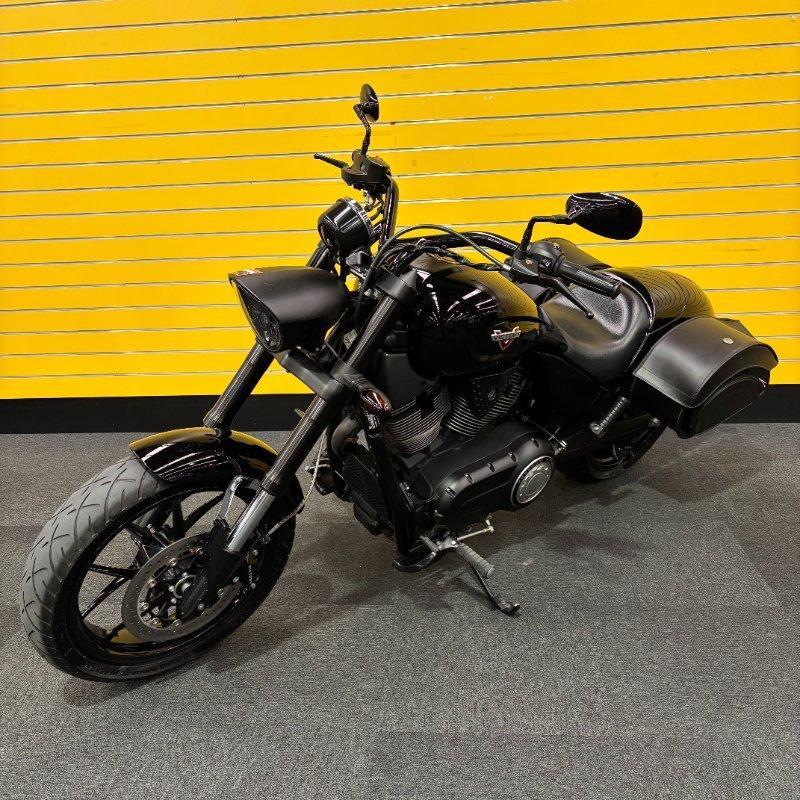 2016 VICTORY HAMMER 8-BALL CRUISER