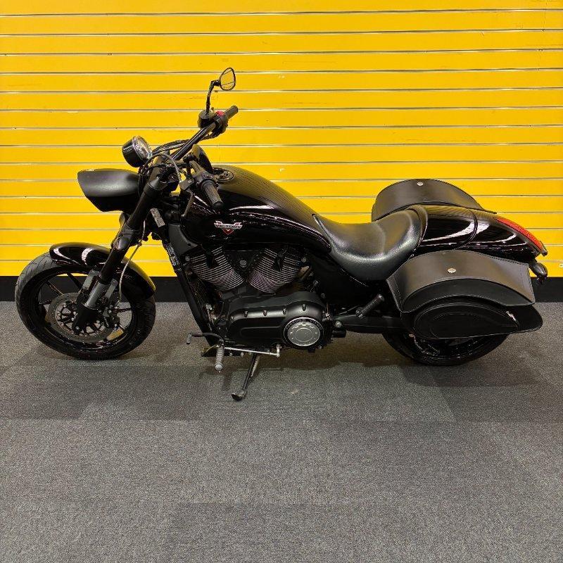 2016 VICTORY HAMMER 8-BALL CRUISER