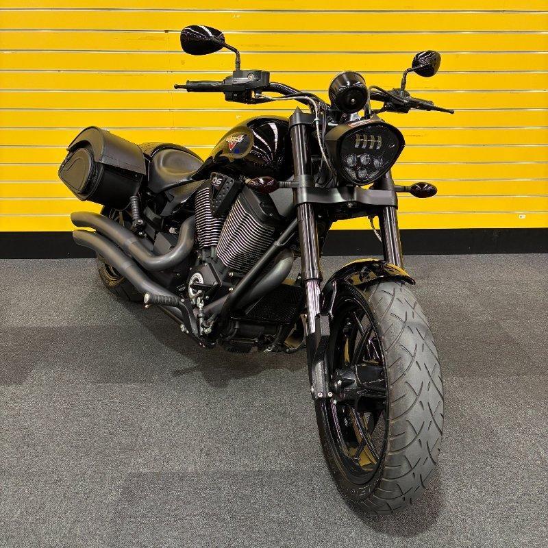 2016 VICTORY HAMMER 8-BALL CRUISER