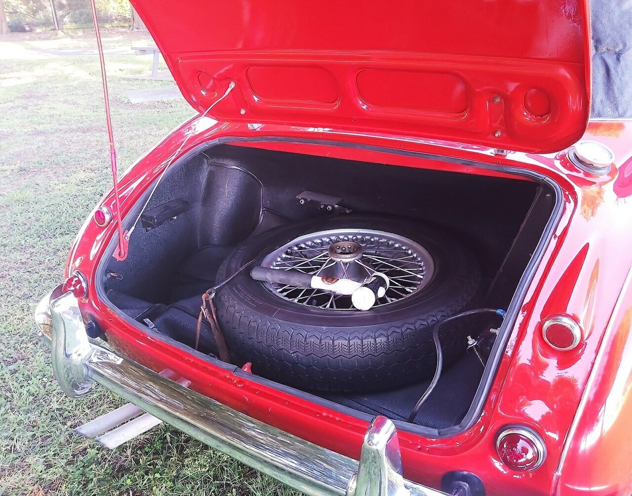 1963 AUSTIN HEALEY 3000 MK II BJ7 4 SP MAN + OVERDRIVE 2D CABRIOLET