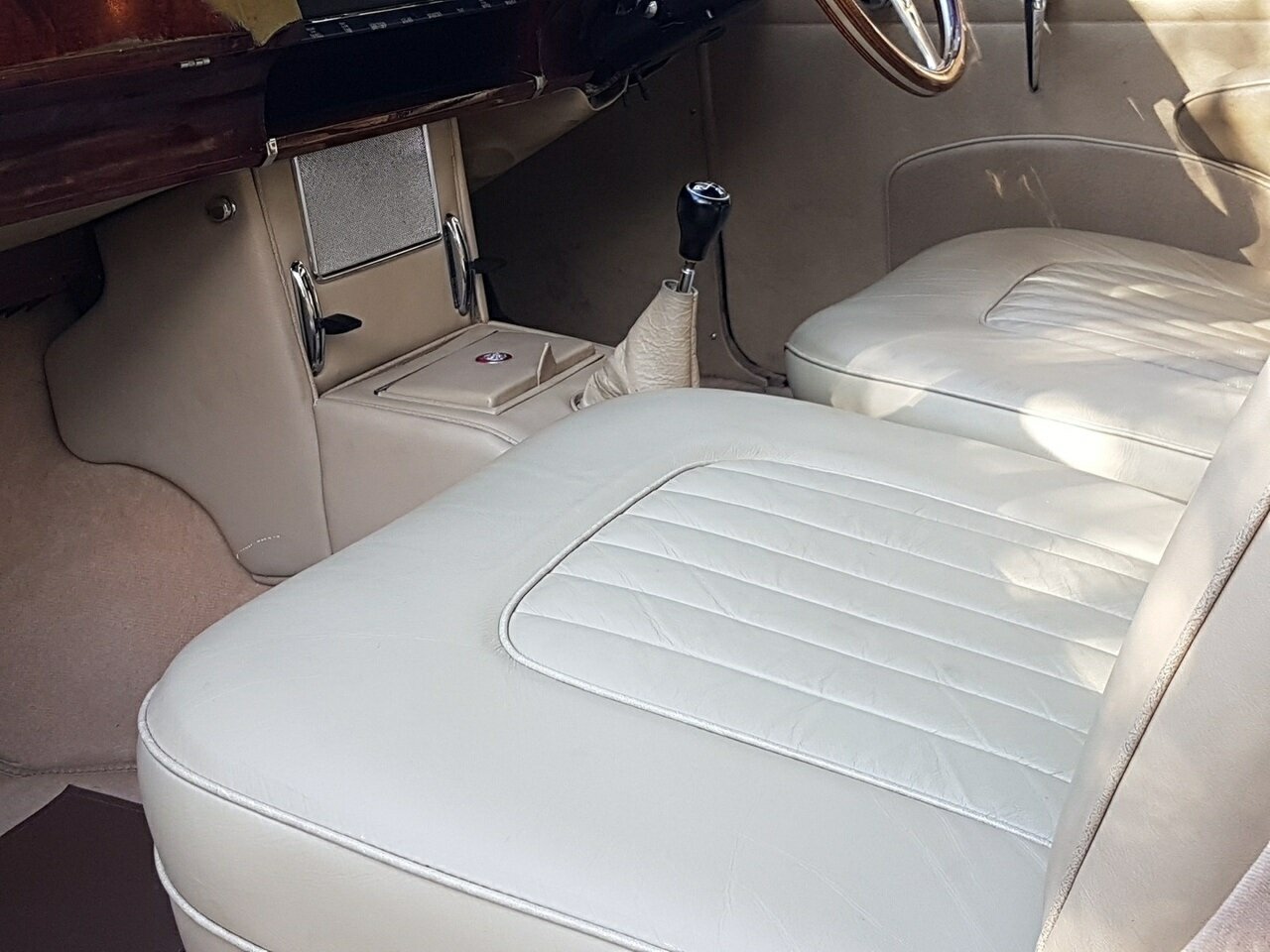 1963 JAGUAR MK II 3.4 4 SP MAN + OVERDRIVE 4D SEDAN