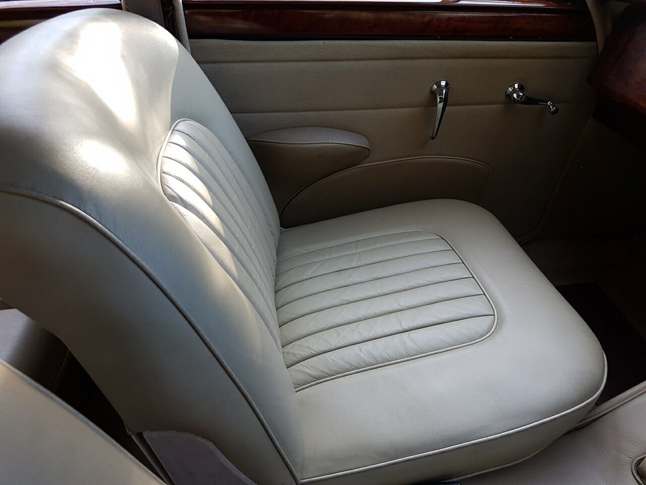 1963 JAGUAR MK II 3.4 4 SP MAN + OVERDRIVE 4D SEDAN