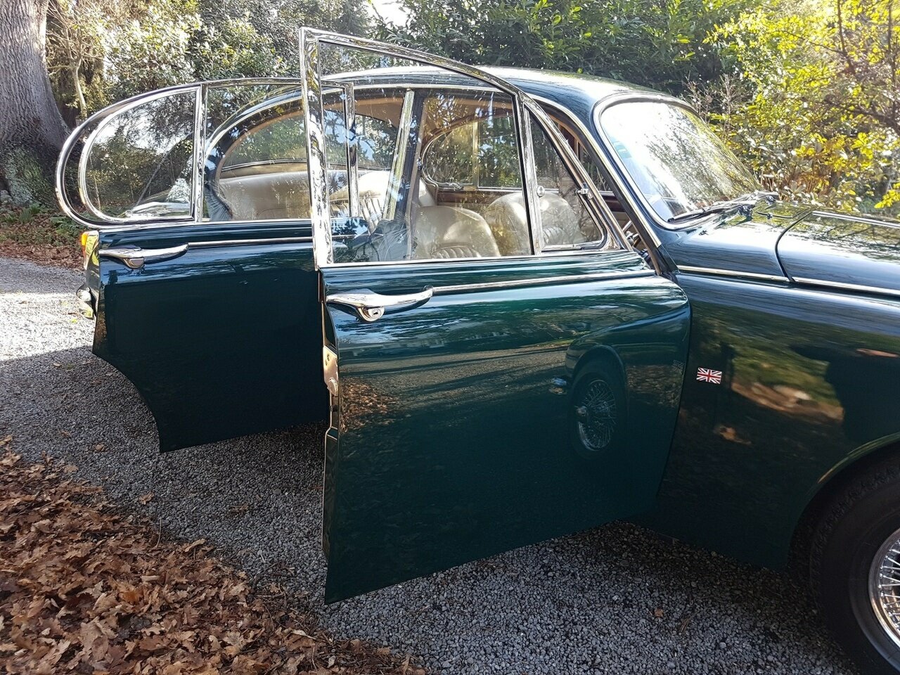 1963 JAGUAR MK II 3.4 4 SP MAN + OVERDRIVE 4D SEDAN
