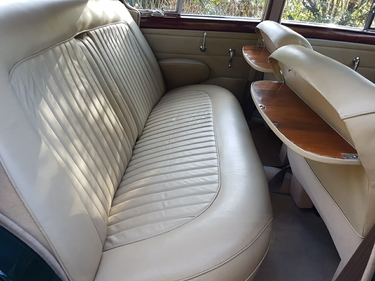 1963 JAGUAR MK II 3.4 4 SP MAN + OVERDRIVE 4D SEDAN