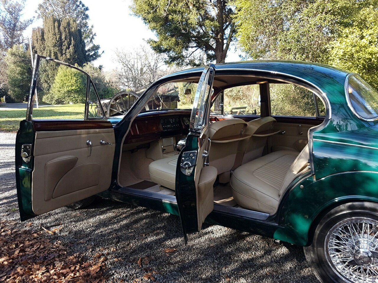 1963 JAGUAR MK II 3.4 4 SP MAN + OVERDRIVE 4D SEDAN