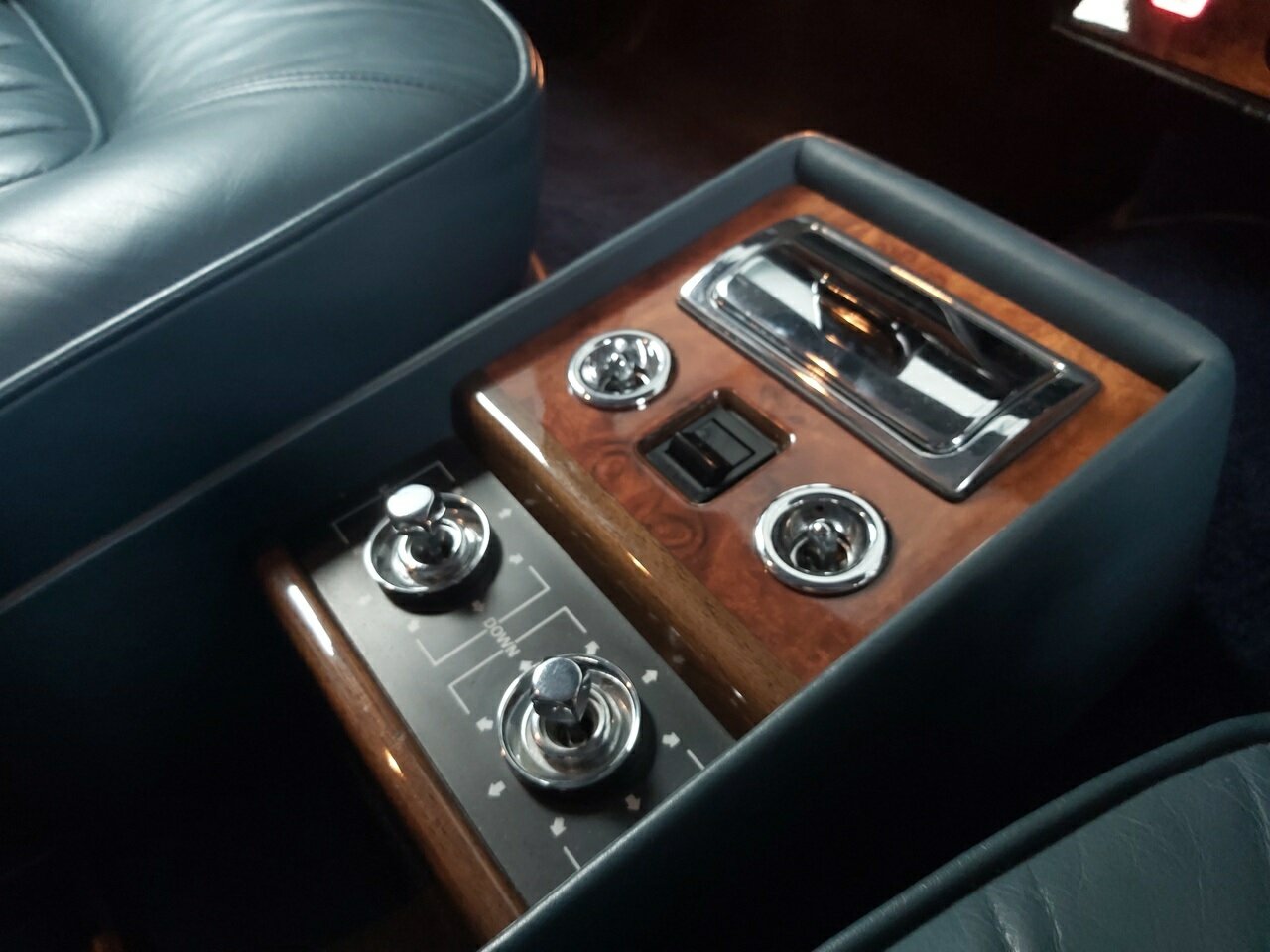 1986 ROLLS-ROYCE SILVER SPIRIT 3 SP AUTOMATIC 4D SEDAN