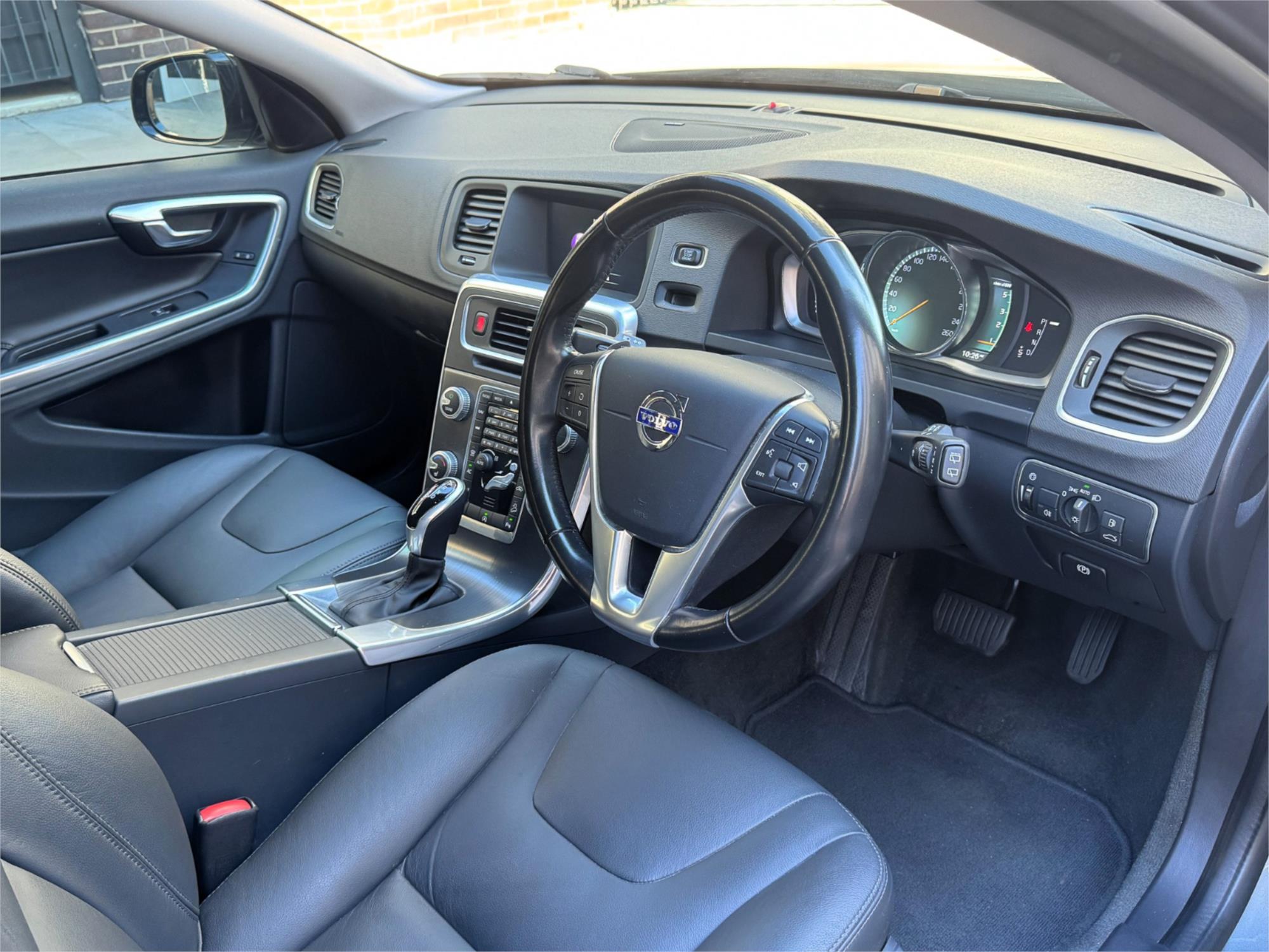 2015 VOLVO V60 F MY16 D4 LUXURY CROSS COUNTRY 6 SP AUTOMATIC 4D WAGON