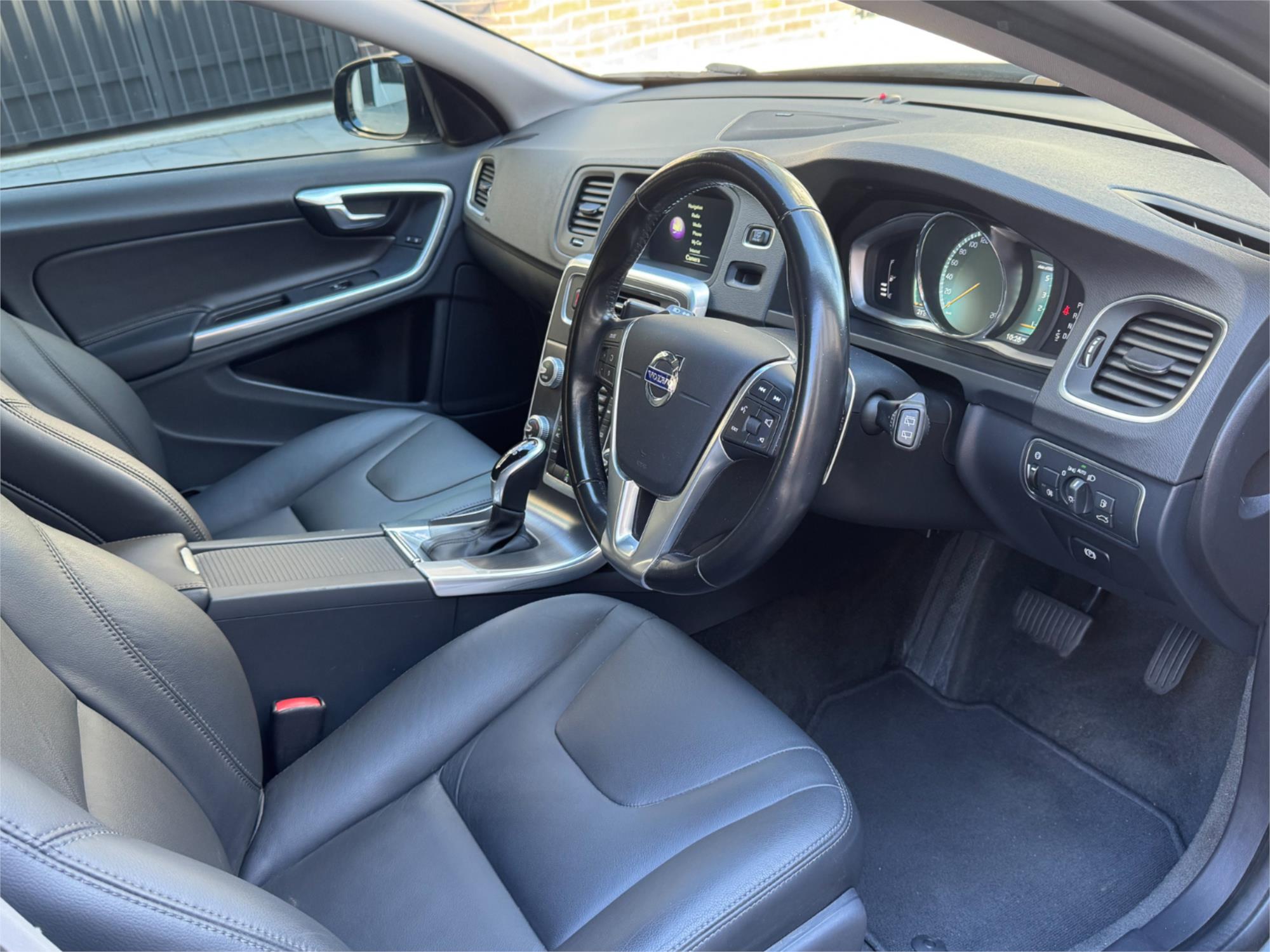 2015 VOLVO V60 F MY16 D4 LUXURY CROSS COUNTRY 6 SP AUTOMATIC 4D WAGON