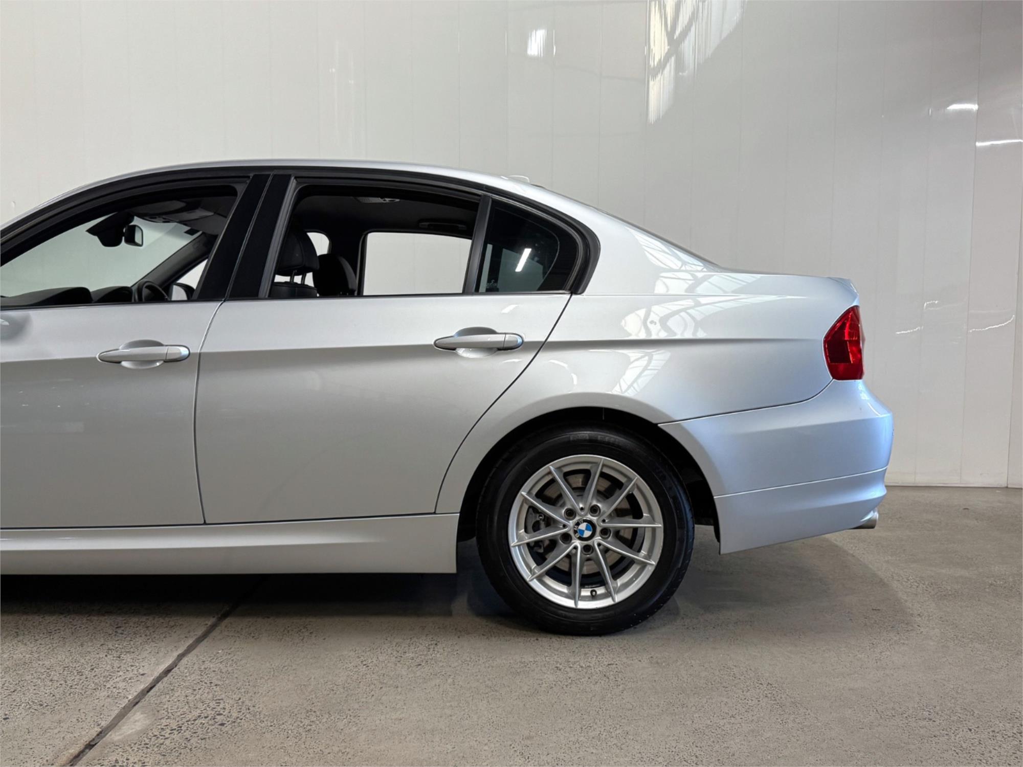 2010 BMW 3 E90 MY10 20D LIFESTYLE 6 SP AUTOMATIC STEPTRONIC 4D SEDAN