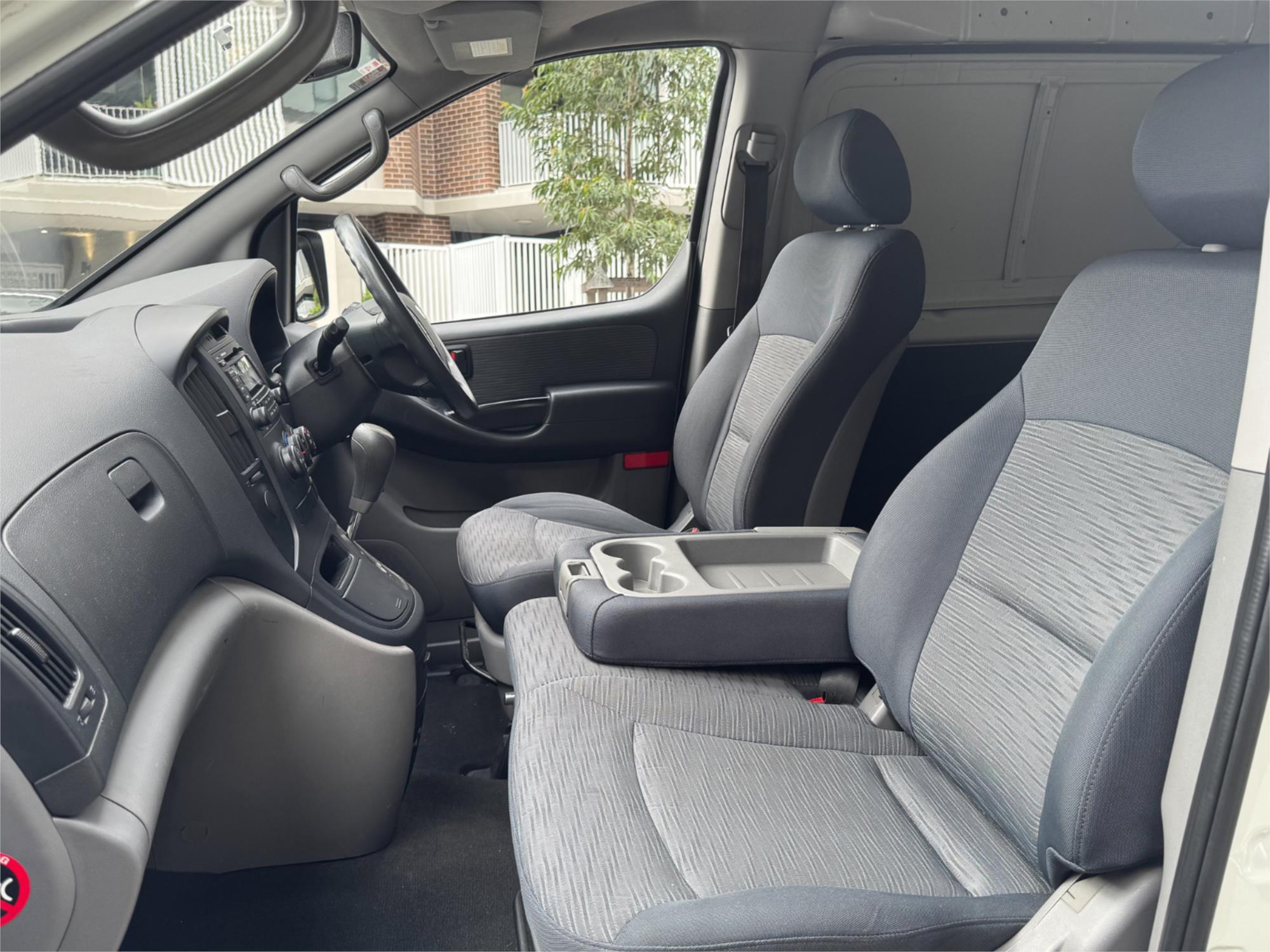 2011 HYUNDAI ILOAD TQ MY11 5 SP AUTOMATIC 4D VAN