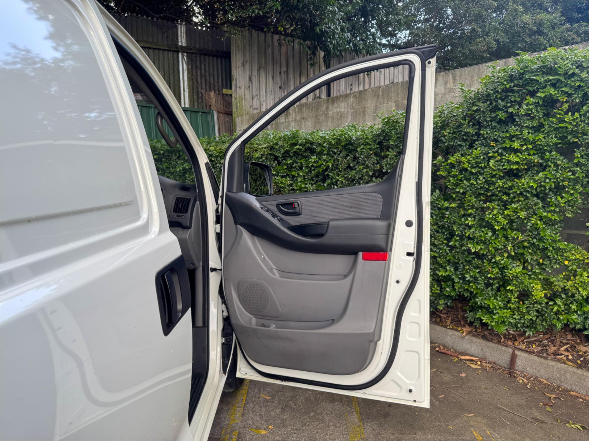 2011 HYUNDAI ILOAD TQ MY11 5 SP AUTOMATIC 4D VAN
