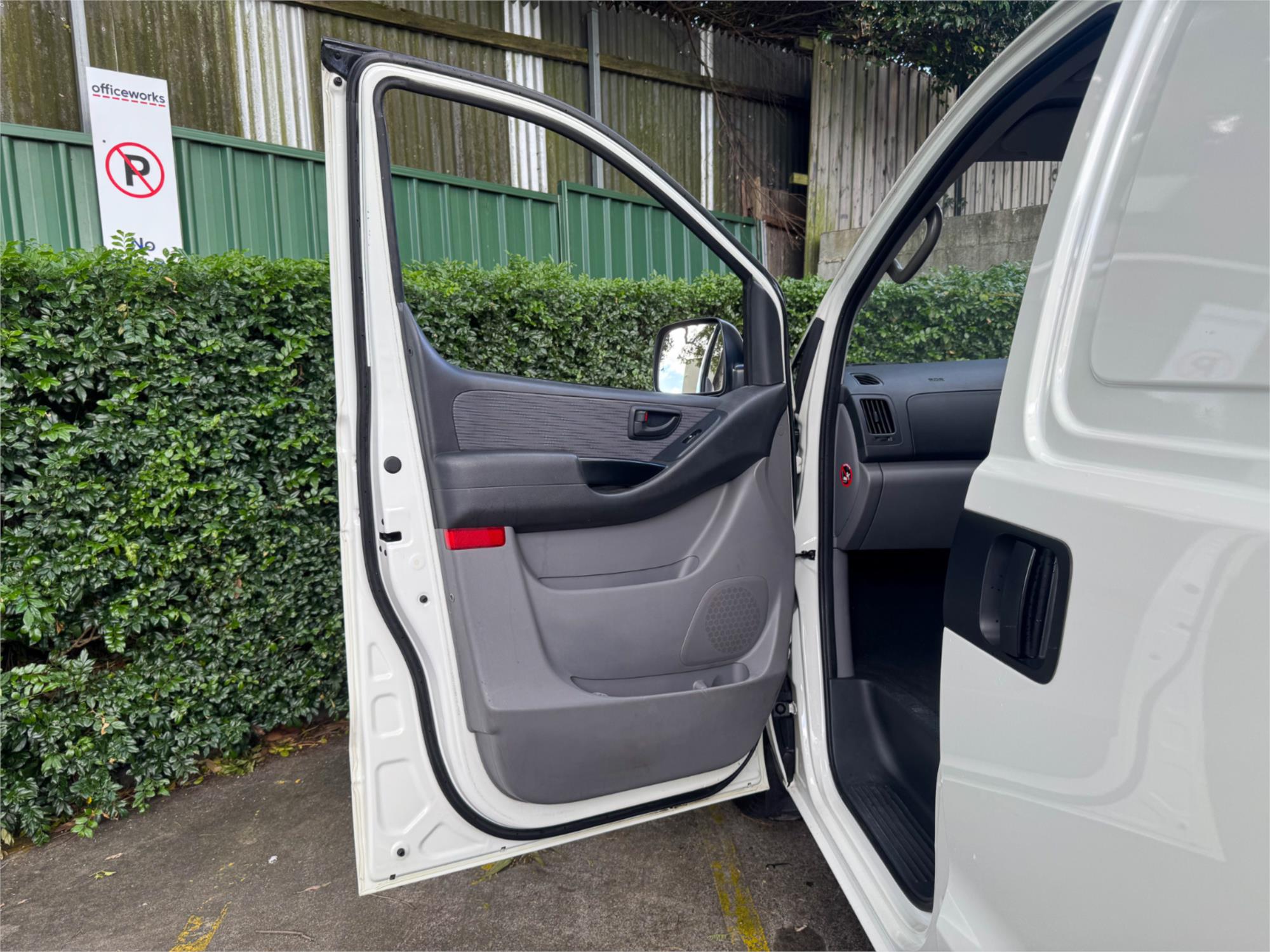 2011 HYUNDAI ILOAD TQ MY11 5 SP AUTOMATIC 4D VAN