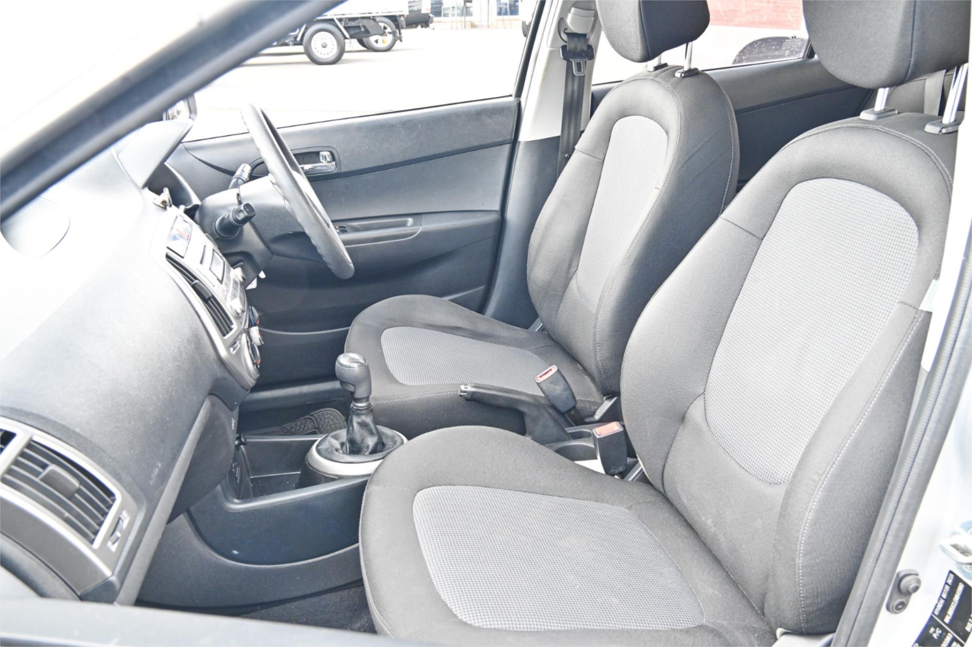 2014 HYUNDAI i20 PB MY14 ACTIVE 6 SP MANUAL 5D HATCHBACK