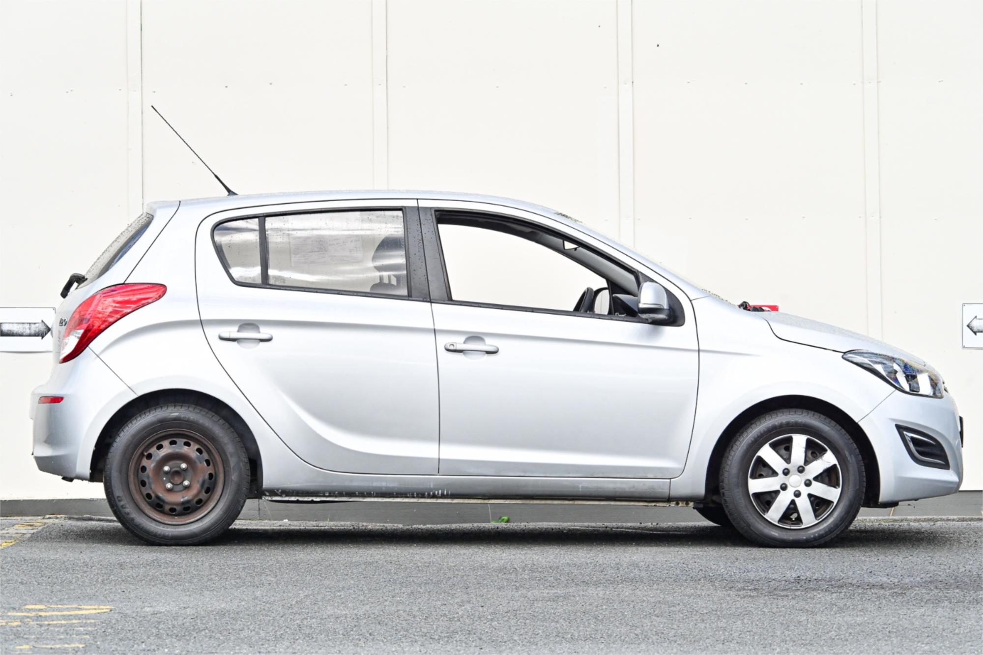 2014 HYUNDAI i20 PB MY14 ACTIVE 6 SP MANUAL 5D HATCHBACK