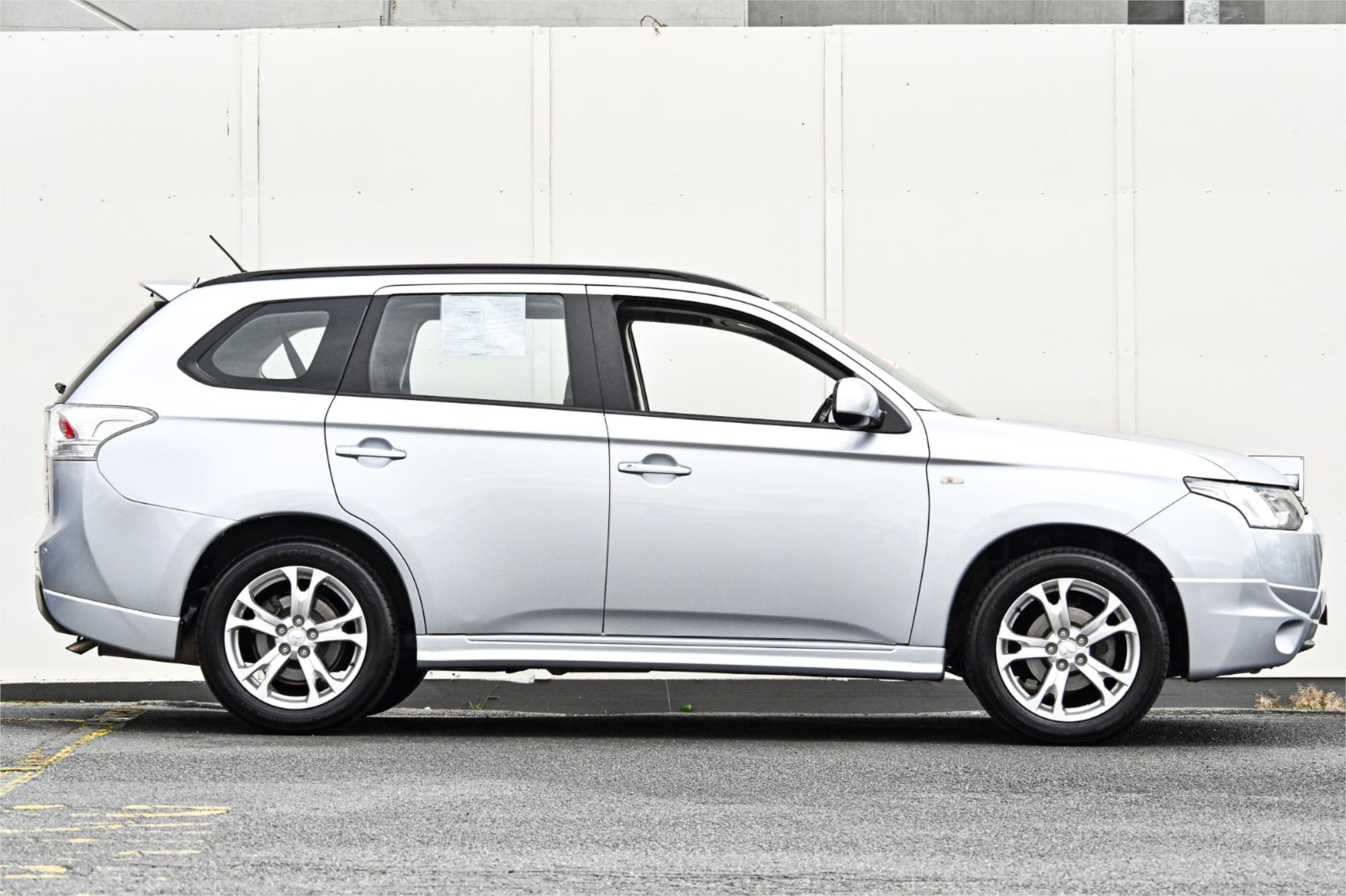 2014 MITSUBISHI OUTLANDER ZJ MY14 ES (4x2) 5 SP MANUAL 4D WAGON