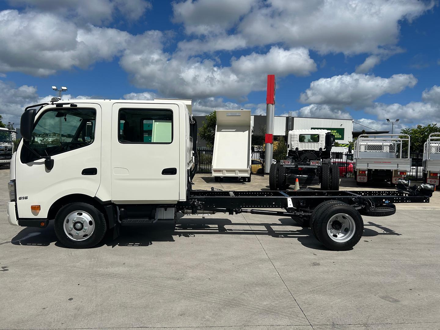 2025 HINO 300 616 6 SP AUTO CREW C/CHAS