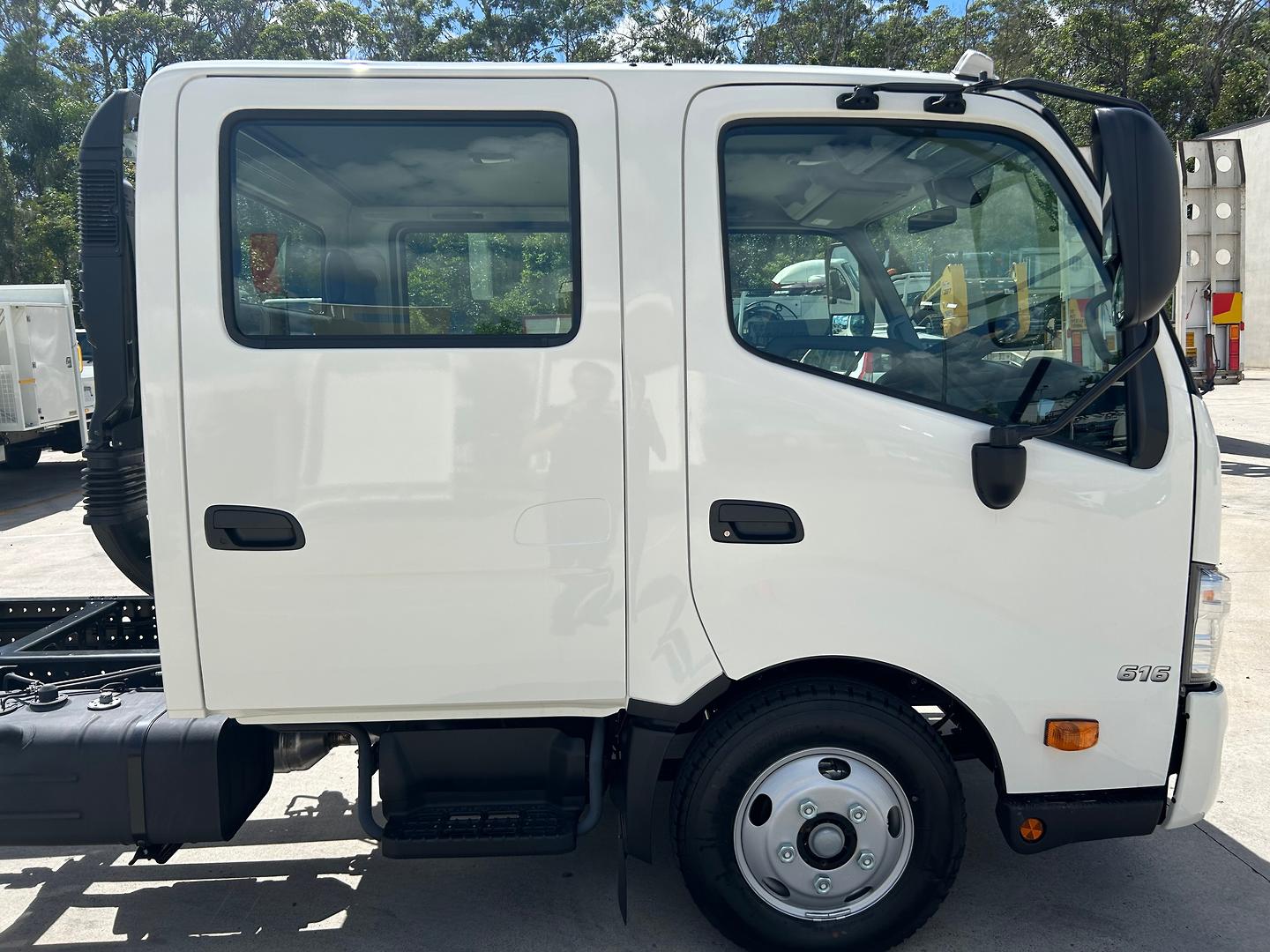 2025 HINO 300 616 6 SP AUTO CREW C/CHAS