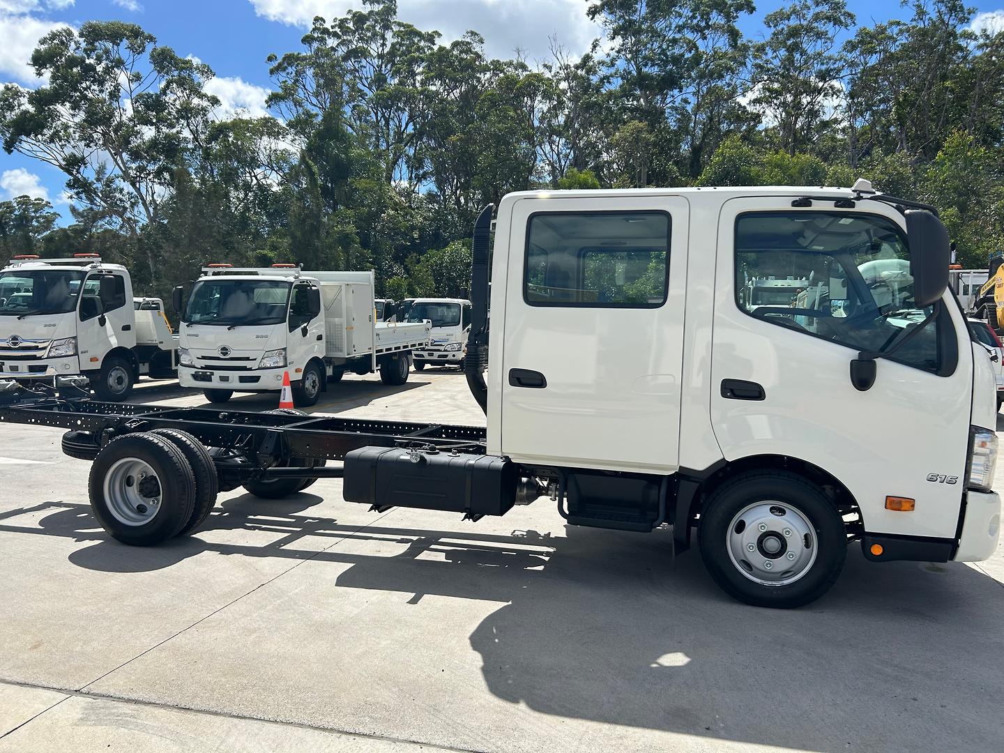 2025 HINO 300 616 6 SP AUTO CREW C/CHAS