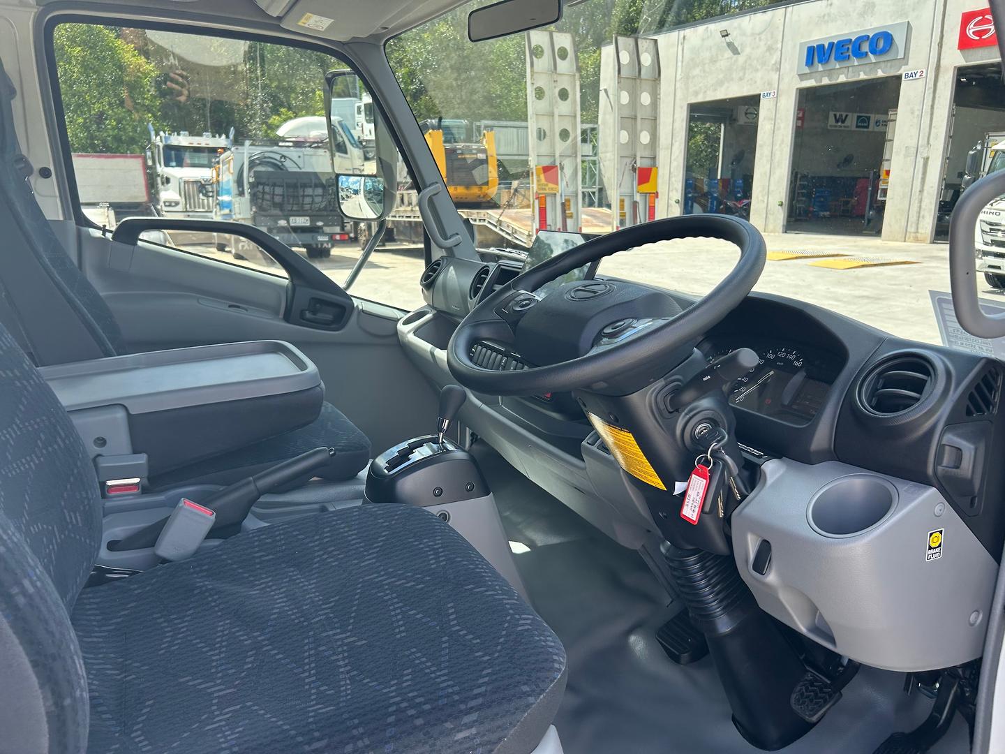 2025 HINO 300 616 6 SP AUTO CREW C/CHAS