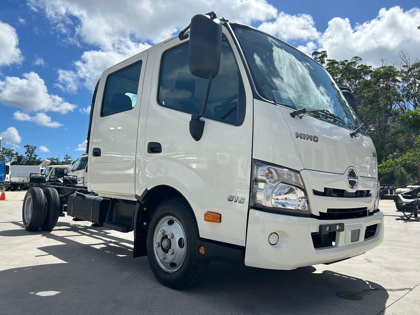 2025 HINO 300 616 6 SP AUTO CREW C/CHAS