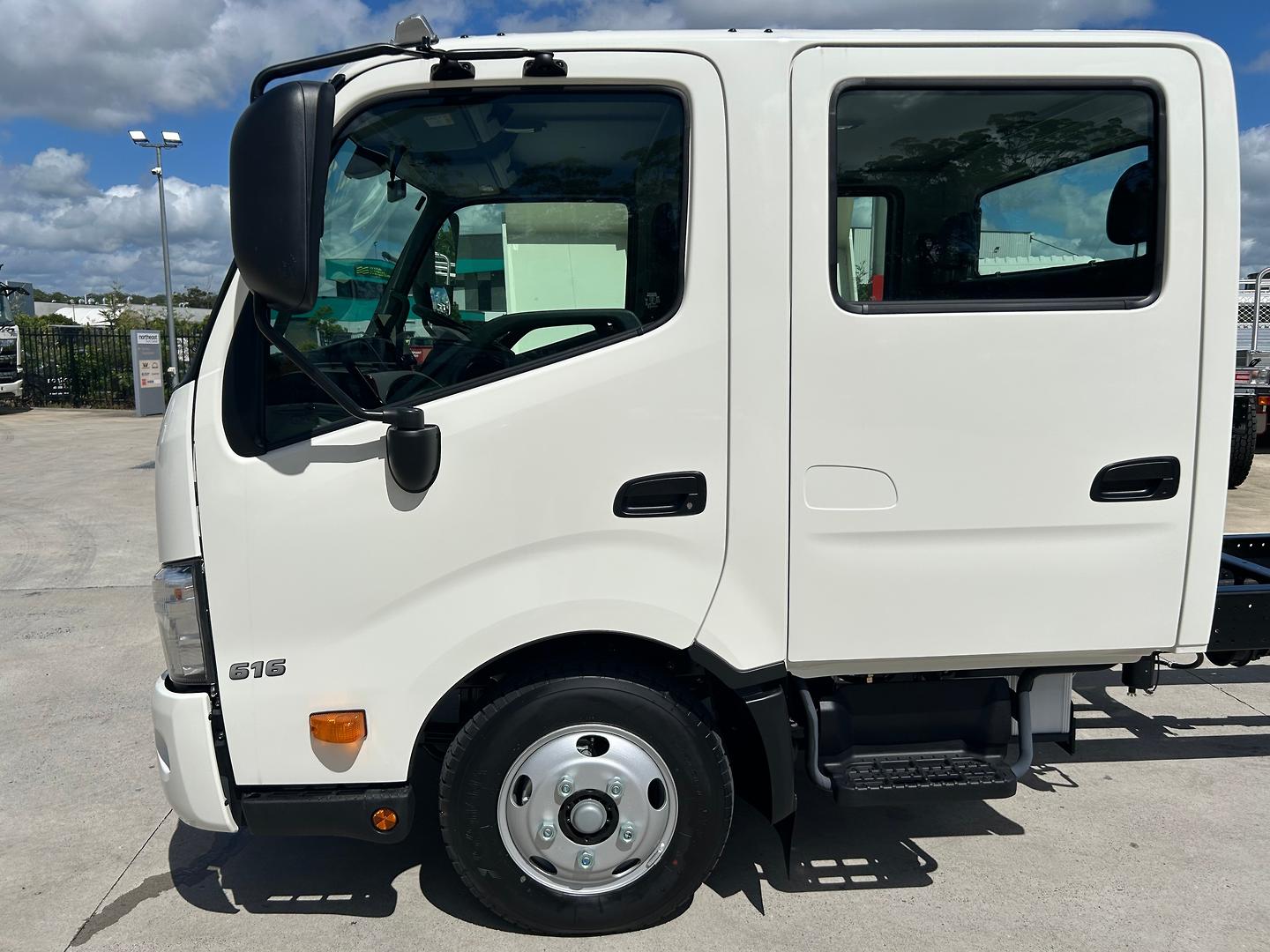 2025 HINO 300 616 6 SP AUTO CREW C/CHAS