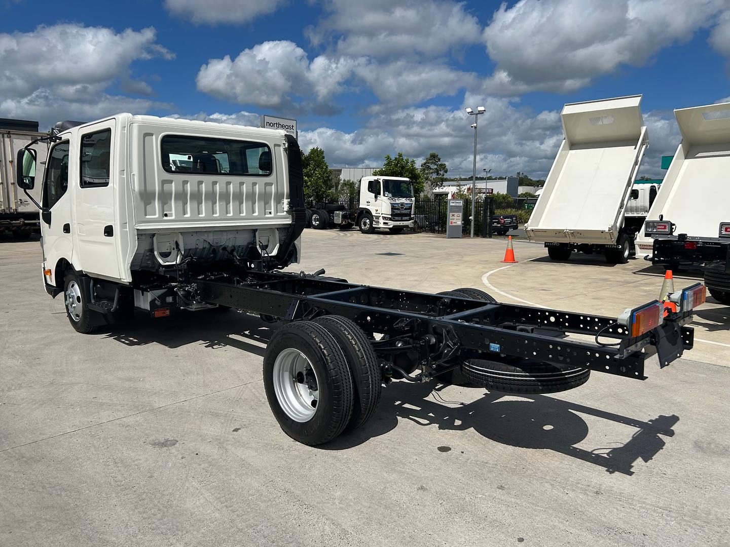 2025 HINO 300 616 6 SP AUTO CREW C/CHAS