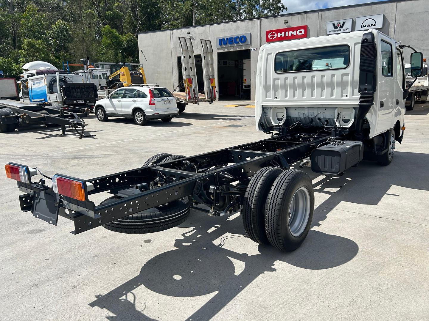 2025 HINO 300 616 6 SP AUTO CREW C/CHAS