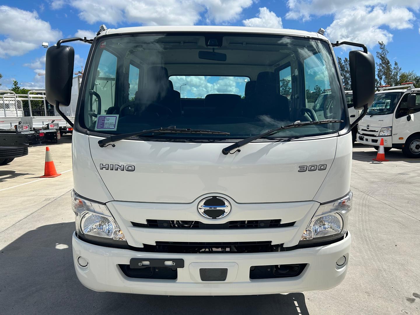 2025 HINO 300 616 6 SP AUTO CREW C/CHAS